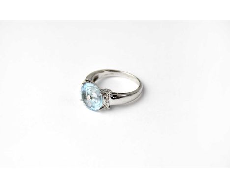 A contemporary Glenn Lehrer 'TorusRing' 9ct white gold ring set with blue TorusRing cut stone, centred with a collet set diam