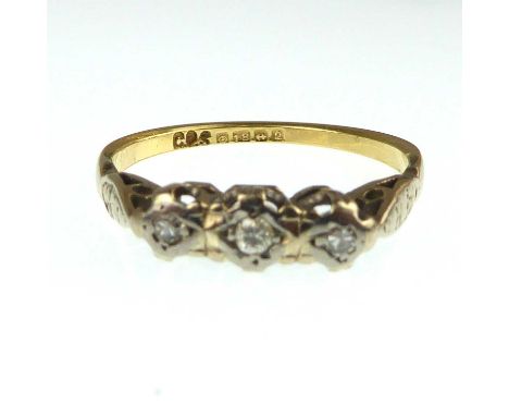 An 18ct gold ring with three diamonds set in white gold, size M/N, approx. 2.3g.