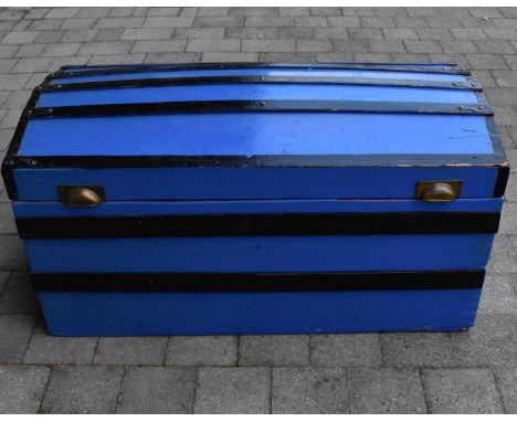 A vintage wooden steamer trunk with black slat top sides and later painted blue body, 50 x 99 x 50cm.