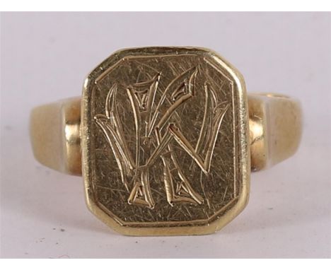 A 14 kt 585/1000 gold men's signet ring, 8.3 grams, ring size Ø 20 mm.