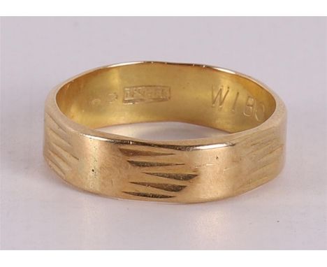 A 14 kt 585/1000 gold men's wedding ring, 4.5 grams, ring size Ø19 mm.