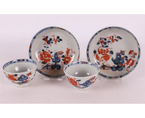 A pair of porcelain Chinese Imari cups and saucers, China, Qianlong 18th century. Blue/iron red, partly gold-heightened flora