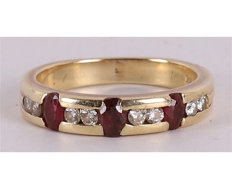 A 14 kt 585/1000 gold ring set with three rubies and eight brilliants, total gross weight 4.2 grams, ring size Ø 17 mm.