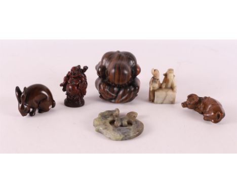 A lot of various Asian objects, including netsuke and soapstone, including China, 19th/20th century, up to 6x.