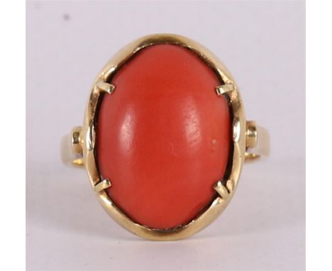 A 14 carat 585/1000 gold ring, set with cabochon cut blood coral, gross weight 6.0 grams.