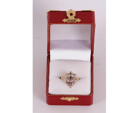 An 18 kt 750/1000 gold Victorian entourage ring, set with brilliant-cut diamonds, total gross weight 3.5 grams, ring size Ø 1