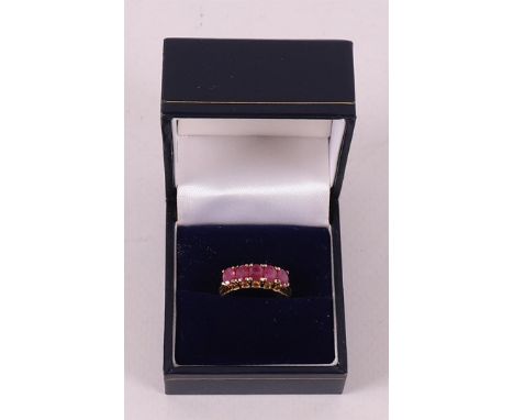 An 18 kt 750/1000 gold ring, set with five faceted oval rubies, gross weight 4.1 grams, ring size Ø 17 mm.