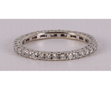 An 18 kt 750/1000 gold alliance ring with 35 brilliants of 0.74 ct in total H-VS/SI. Ring size 17 mm.