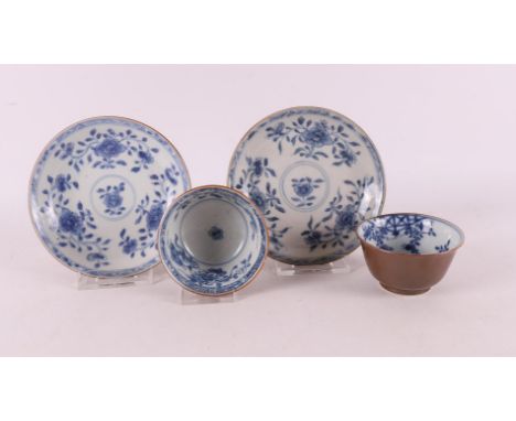 A pair of blue/white Batavia porcelain cups and saucers on capucine ground, China, 18th century. Blue underglaze floral decor