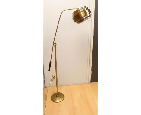 A vintage design VAEN standing table lamp with layered metal shades, Lakro Amstelveen, 1960s.