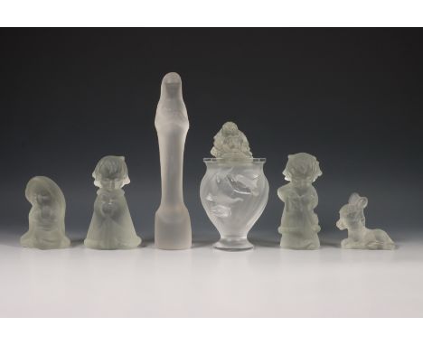Glasfabriek Leerdam, Chris Uiterwaal, gesatineerd glazen vormstuk; Madonna (krasjes). Hierbij Goebel, vijf gesatineerde vorms