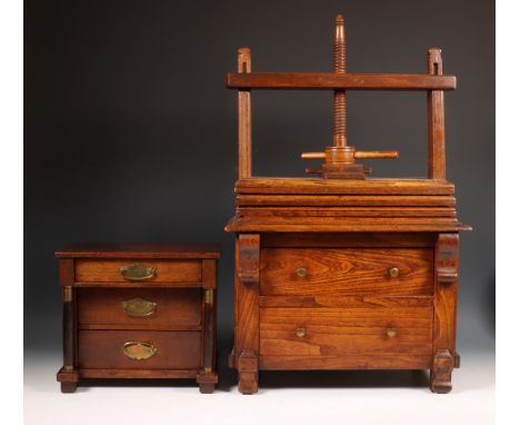 Miniatuur commode en miniatuur linnenpers, 19e eeuw Provenance: Een inzending uit Hoorn [1] h. 24 en 65 cm 