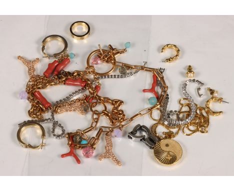 Swarovksi, collier met imitatie koraal en glaskralen. Hierbij diverse bijous waarinder imitatie LOVE ring zkj  