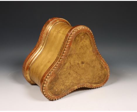 Frankrijk, klaverbladvormige verguld houten console, 19e eeuw, met engelkopjes en-relief [1] 28 x 28, h. 17 cm. 