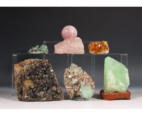 Collectie natuurstenen sculpturen en objecten, waaronder rozenkwarts bal  en snijwerk met muizen, verschillende specimen mine