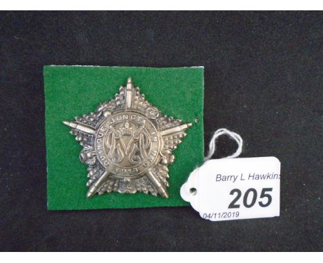 MILITARY CAP BADGE- GUARDS MACHINE GUN BATTALION (LUGS) (1)