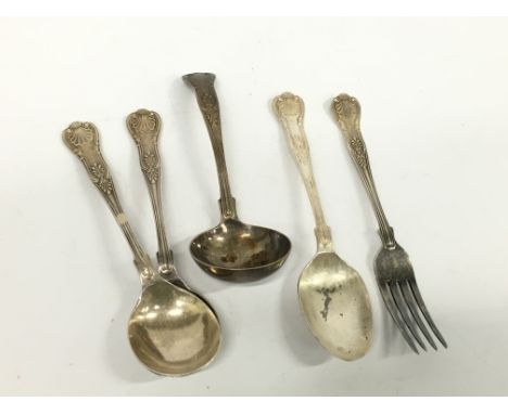 A fiddle pattern small silver ladle together with two soup spoons and a fork (314g). 
(R17)