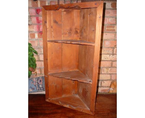 Hanging pine corner shelf