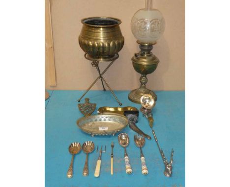 A brass oil lamp, brass planter, folding trivet and assortment of brass and other metalware