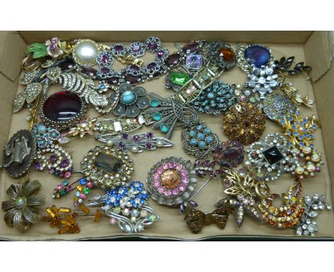 A collection of vintage costume jewellery 