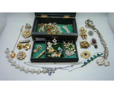 A jewellery case and vintage jewellery 