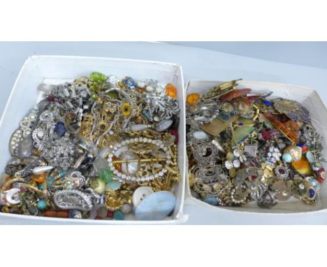 A collection of antique and vintage jewellery findings for spares and repairs 