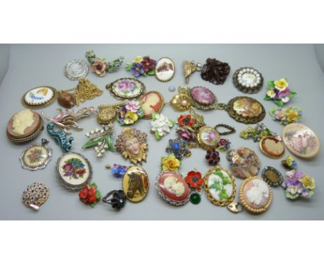 A collection of vintage jewellery 