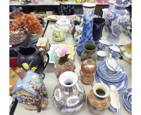 GROUP OF MID 20TH CENTURY AND LATER PORCELAIN WARES TO INCLUDE; STAFFORDSHIRE BLUE AND WHITE PART DINNER SERVICE, CHINESE VAS