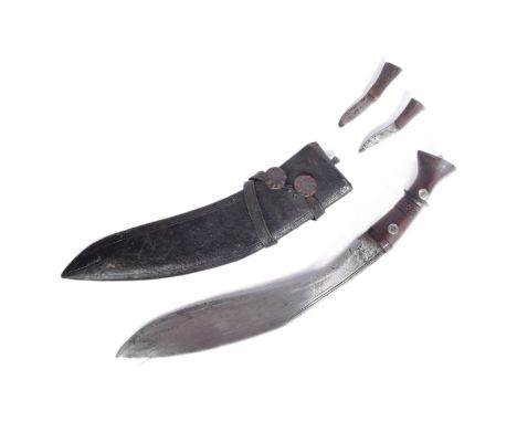 An early 20th Century Nepalese / Gurkha Regiment Kukri knife dagger. The knife having a flat pommel with floral tip and a car
