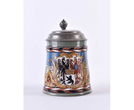 Villeroy & Boch Mettlach Bierkrug Berlin, um 1890cremefarbenes Feinsteinzeug, innen weiß glasiert, außen geritzt, matt bemalt