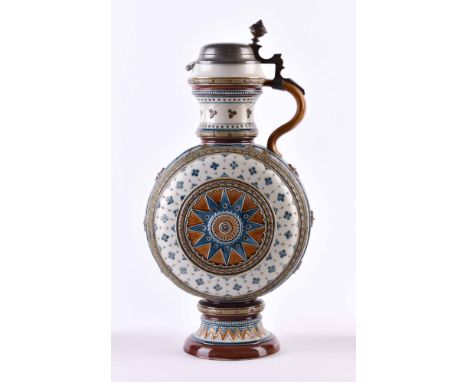 Villeroy &amp;amp; Boch  Mettlach großer Weinkrug um 1900cremefarbenes Feinsteinzeug, innen weiß glasiert, außen geritzt,poly