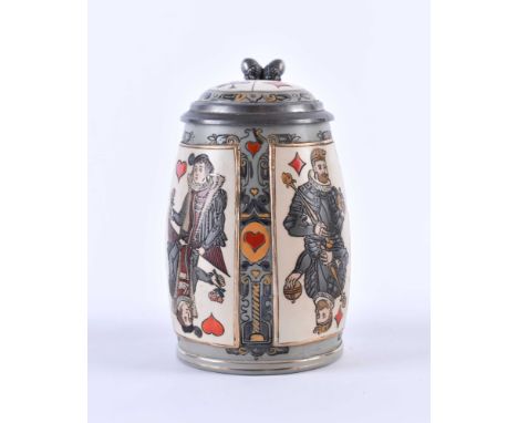 Villeroy &amp;amp; Boch Mettlach Spielkartenkrug um 1900cremefarbenes Feinsteinzeug, innen weiß glasiert, außen geritzt, matt