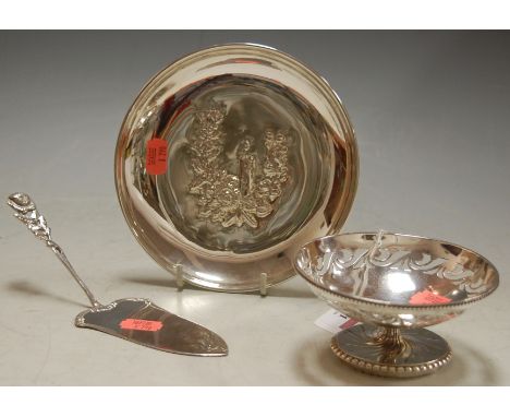 A small modern continental silver shallow bowl; together with a pierced white metal bonbon dish; and a white metal trowel (3)