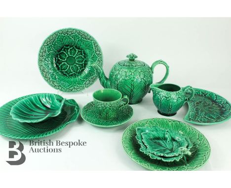 Wedgewood Etruria Barlaston majolica part service, comprising tea pot, milk jug, six cups, six saucers, four scalloped servin