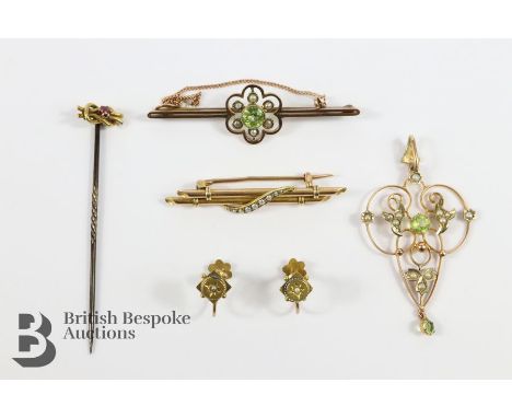 Miscellaneous jewellery, including an Edwardian 9ct peridot and seed pearl pin brooch (steel pin), 15ct seed pearl pin brooch