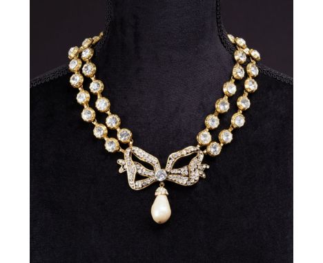 Chanel. Zweireihiges Collier mit Strass-Schleife und Faux Pearl. Um 1970/80. Metall, goldfarben, farbloser Strass, perlmuttfa