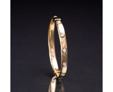 Brillant-Armreif. 18 kt. GG, gest., 'Handarbeit', MZ.: 'ETM'. Umlaufend in WG-Zargenfassung 12 Brill. zus. ca. 1,20 ct. Feine