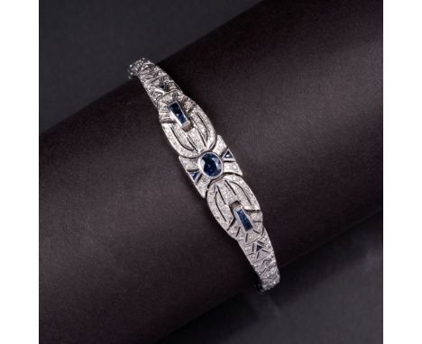 Saphir-Diamant-Armband im Art-déco Stil. 14 kt. WG, gest. Schauseitig Besatz von 11 Saphiren im Oval-, Triangel- und Trapezch