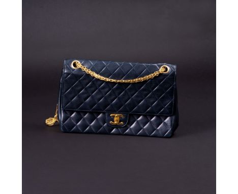 Chanel. Timeless/Classique Flap Bag. Schwarzes, gestepptes Lammleder, goldener Kettenriemen, CC-Schließe mit Drehverschluss, 