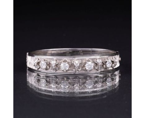 Brillant-Armreif. 14 kt. WG, gest., satiniert. Schauseitig 22 Diam. im Brillant- und 8/8-Schliff zus. ca. 2,36 ct. Weiß(H).P.