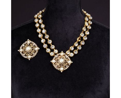 Chanel. Doppelreihiges Kristall-Collier mit Brosche. Um 1970/80. Metall, goldfarben, permuttfarbene Glasperlen, farbloser Str