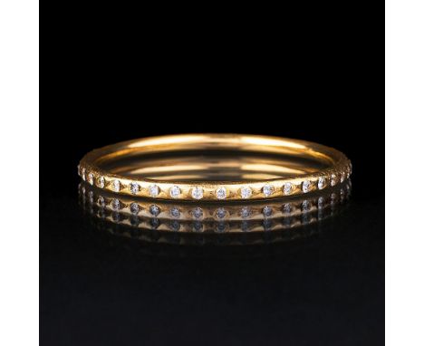 Brillant-Armreif. 18 kt. GG, gest. Umlaufend in eingeriebenen Fassungen 39 Brill.  zus. ca. 3,90 ct. Feines Weiß(G)-Weiß(H).v