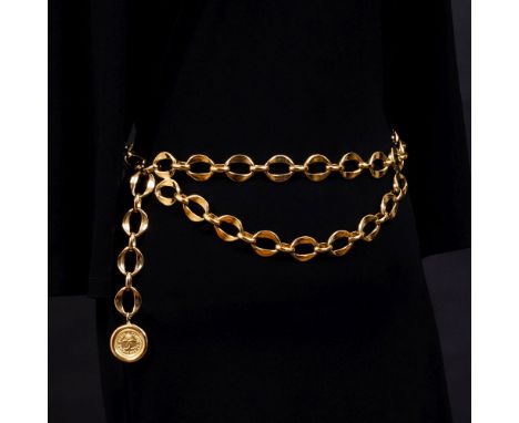 Chanel. Chain Belt mit Münz-Anhänger. Metall, goldfarben. Große Ankerglieder, schauseitig Kaskaden-Optik, mit Hakenschließe. 