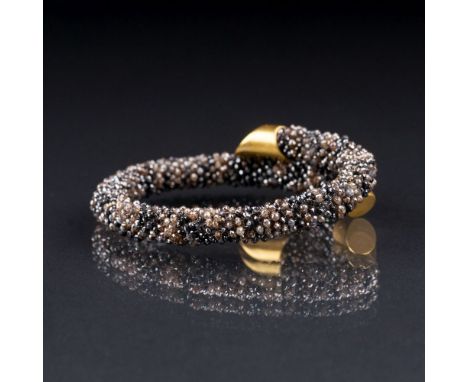 Susanna Dünne (Winterthur/ Schweiz 1954), Goldschmiedin, Atelier in Kampen/Sylt. Diamant-Armspange mit Gold-Applikation. 21,6