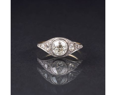 Art-déco Diamant-Ring. Anf. 20. Jh. 18 kt. GG mit Platin. In Millegriffesfassungen Besatz mit zentralem Altschliffdiam. ca. 1