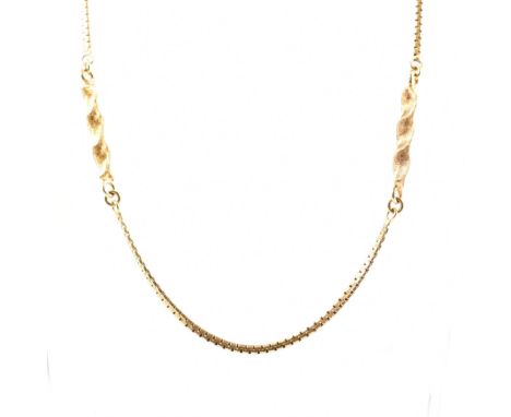 A hallmarked 9ct yellow gold fancy link necklace chain. The necklace having stretches of tight linked chain spaces by twisted