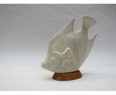 A Rorstand ceramic fish by Gunnar Nylund in mottled cream glaze, set on a wooden plinth (loose) 15.5cm high