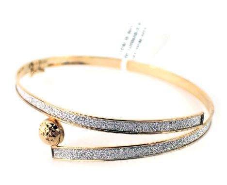 A 9ct gold half hoop bangle, of two bar design with central hammered orb and glittered design bangle, 4.1g all in, 7cm diamet