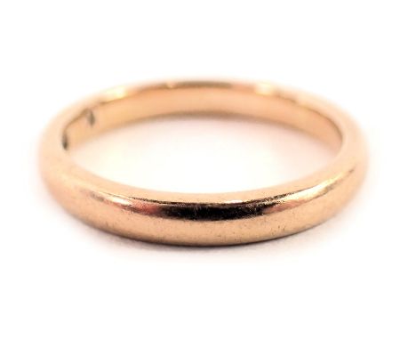 A 9ct rose gold wedding band, ring size K, 2.3g.