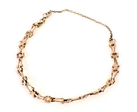 A 9ct gold gate bracelet, of two bar design, with hook clasp and safety chain, 20cm long, 2.5g all in. 